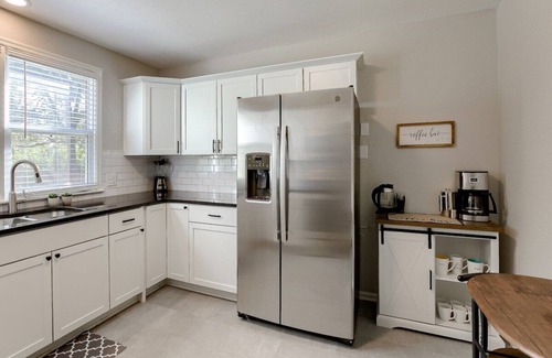 Mission House | Minutes to Kauffman|Pets Ok|Sleeps 8