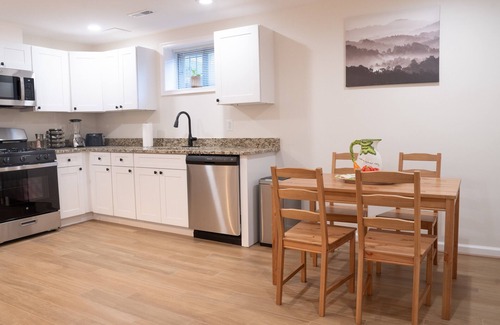 Northeast House | Minutes to Metro & Attractions! Free parking too!