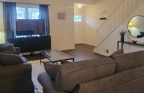 Geyser Crest House | Minutes to Saratoga and Belmont Races! Entire House in Quiet Neighborhood!