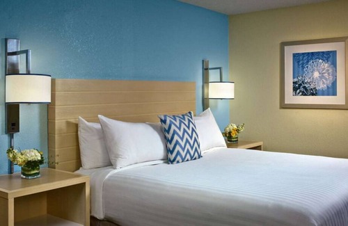 Houston House | Minutes to Space Center Houston, FREE Parking, Pool, Pet-Friendly Property!