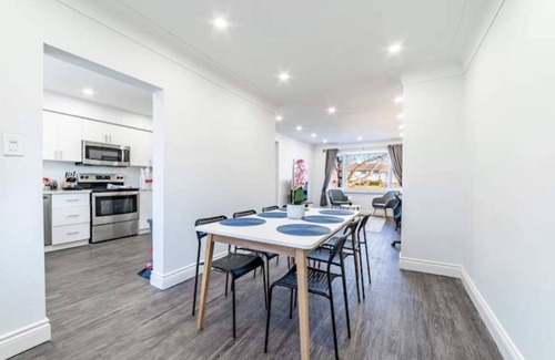 Burlington House | Minutes to Stunning Lakefront - 2 King Beds