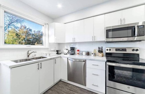 Burlington House | Minutes to Stunning Lakefront - 2 King Beds