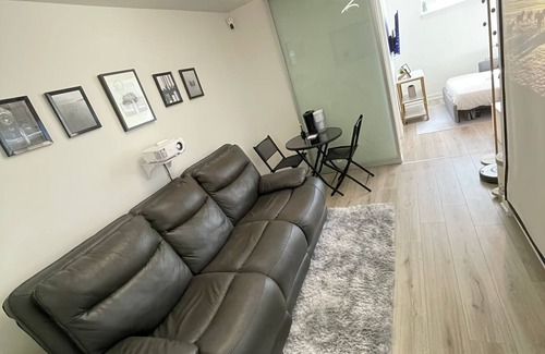 Bathurst Manor House | Minutes to Subway Station! Entire Floor w/Private Living room & Ensuite bathroom