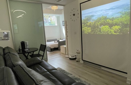 Bathurst Manor House | Minutes to Subway Station! Entire Floor w/Private Living room & Ensuite bathroom
