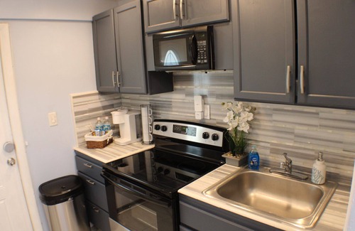 Clearwater House | Minutes to the beach : Private guest house, King bed