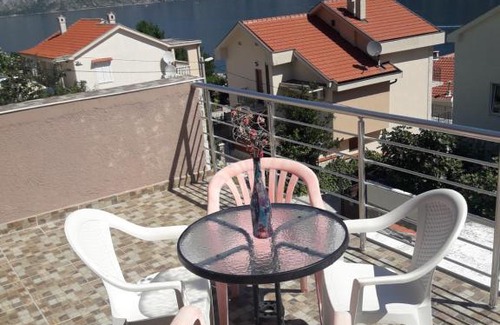 Prcanj Apartment | Mir