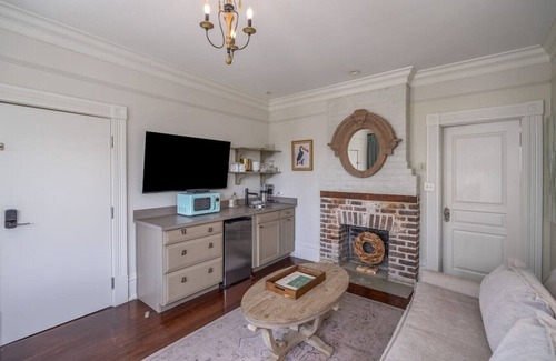 Historic Downtown Savannah Apartment | Mirabelle Suite 3 - Top Floor Suite in the Heart of Historic Savannah