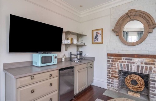 Historic Downtown Savannah Apartment | Mirabelle Suite 3 - Top Floor Suite in the Heart of Historic Savannah