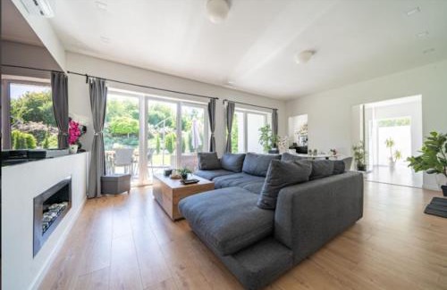 Torokbalint Apartment | Mirror Hill Lodge