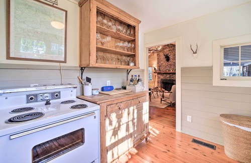Mirror Lake Cabin | Mirror Lake Cabin ~ 1 Mi to Dtwn Highlands!