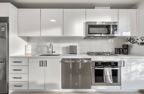 Downtown Calgary Condo | Miso 2 BD - Skyline View, Patio, Gym, Pool & AC