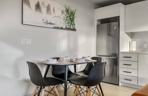 Downtown Calgary Condo | Miso 2 BD - Skyline View, Patio, Gym, Pool & AC