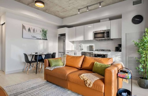 Downtown Calgary Condo | Miso 2 BD - Skyline View, Patio, Gym, Pool & AC