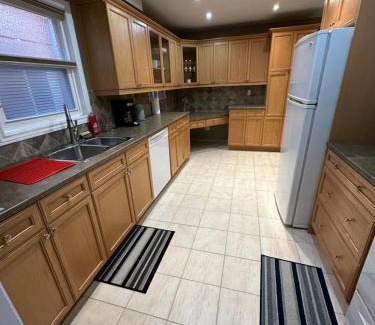 Hurontario House | Missisauaga Budget BNB