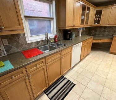 Hurontario House | Missisauaga Budget BNB
