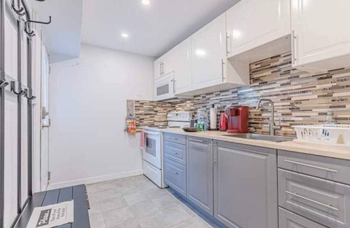 Mississauga Apartment | Mississauga 2BDR Lower Unit Parking Self-check in