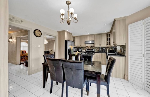 East Credit House | Mississauga Retreat: Your Spacious 5-Bedroom Home