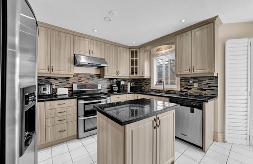 East Credit House | Mississauga Retreat: Your Spacious 5-Bedroom Home