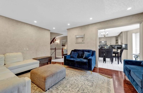 East Credit House | Mississauga Retreat: Your Spacious 5-Bedroom Home