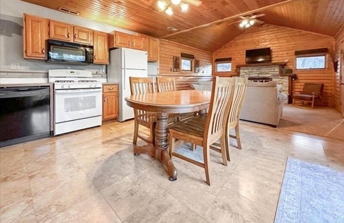 Sherrill Cabin | Mississippi River waterfront cabin just steps from the beach and boat launch