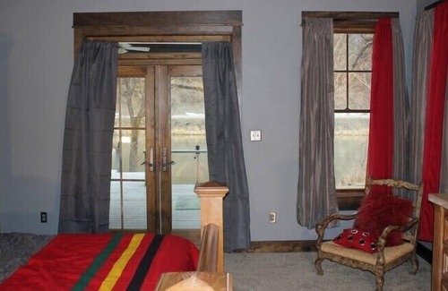 Cascade Cabin | Missouri River Lodging for medium and large groups!
