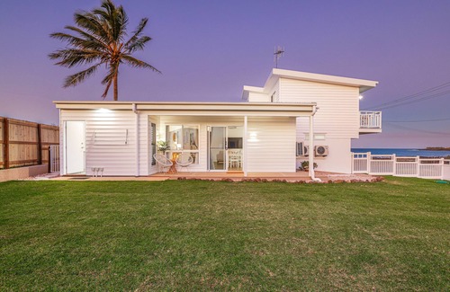 Burnett Heads Villa | Mist Suite - beachfront property!