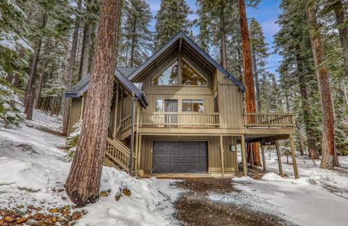 Tahoe Woods House | Misty Pines by Tahoe Getaways at Tahoe Park - Newly Remodeled Pet Friendly 3 BR w Private Beach HOA