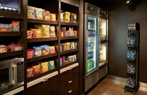 Brookfield Apartment | Mitchell Park Conservatory Tour! Pet-friendly Property, Indoor Swimming Pool!