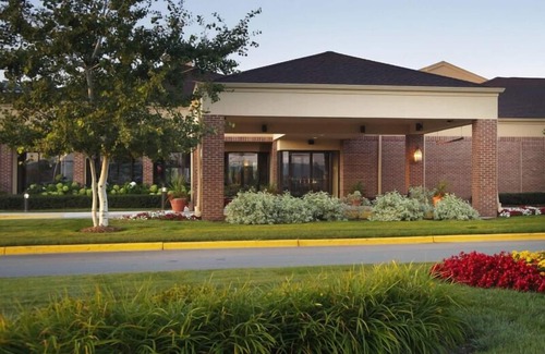 Brookfield Apartment | Mitchell Park Conservatory Tour! Pet-friendly Property, Indoor Swimming Pool!