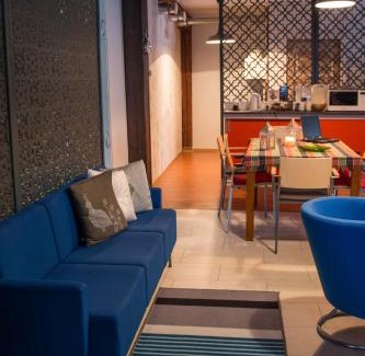 Lahti Apartment | Mixed colors loft -majoitus