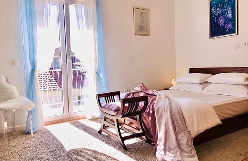 Seget Vranjica Apartment | MK-elegant apartment with a sea view balcony