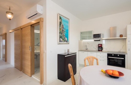 Seget Vranjica Apartment | MK-elegant apartment with a sea view balcony