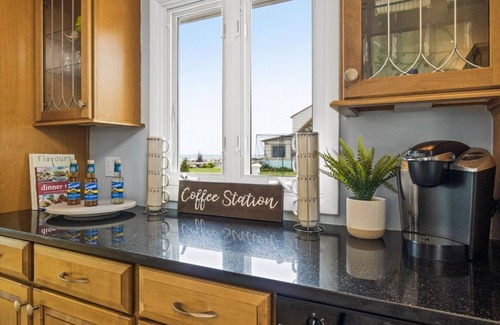 Hilton House | MM Properties Lake Ontario: Summer Breeze R23-133