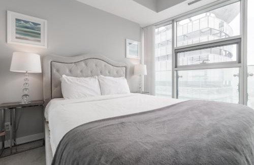 Toronto Entertainment District Apartment | MMG Executive Suite - VIEWS FROM THE TOP