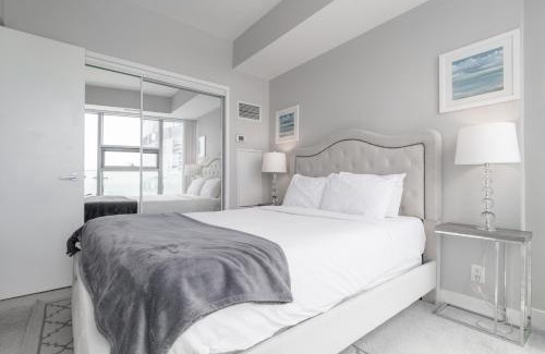 Toronto Entertainment District Apartment | MMG Executive Suite - VIEWS FROM THE TOP