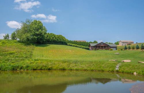 West Jefferson House | Mnt Views, Fire Pit, Hot Tub, Fishing Pond, Sleeps 6