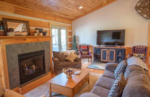 West Jefferson House | Mnt Views, Fire Pit, Hot Tub, Fishing Pond, Sleeps 6