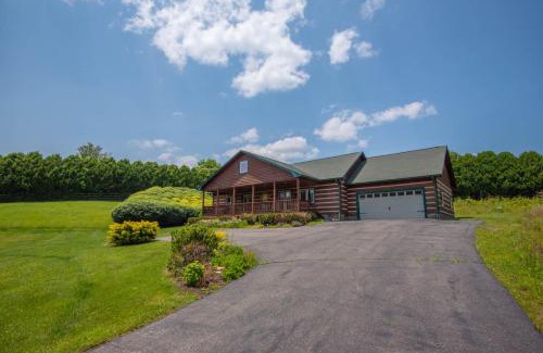 West Jefferson House | Mnt Views, Fire Pit, Hot Tub, Fishing Pond, Sleeps 6