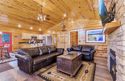Gatlinburg - Pigeon Forge Cabin | Mnt Views~ Hot Tub~Pool~1Level~Borders Nat Park
