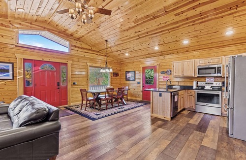 Gatlinburg - Pigeon Forge Cabin | Mnt Views~ Hot Tub~Pool~1Level~Borders Nat Park