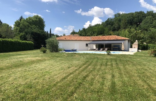 Port-Sainte-Foy-et-Ponchapt House | Modern 4 bed villa, air-con in living area, fabulous terrace/garden, large pool.