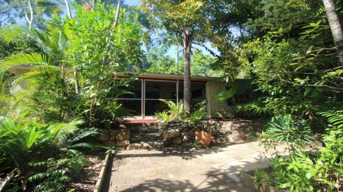 Horseshoe Bay House | Moana Cottage, Stroll To Horseshoe Bay Beachfront