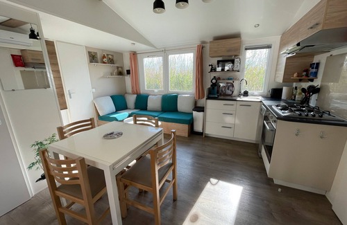 Torreilles House | Mobile Home 'La Cabane Du Sud' with Shared Pool, Private Terrace and Air Conditioning