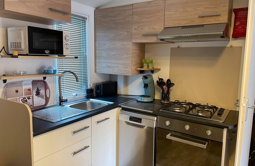 Torreilles House | Mobile Home 'La Cabane Du Sud' with Shared Pool, Private Terrace and Air Conditioning