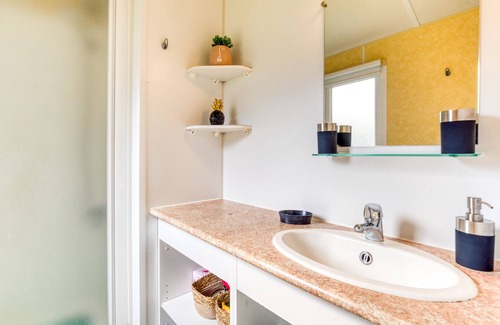 Lunel House | 'Mobilhome Sakay' with Shared Pool, Wi-Fi and Air Conditioning