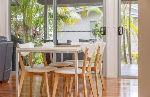 Boomerang Beach House | Mobys Resort 35