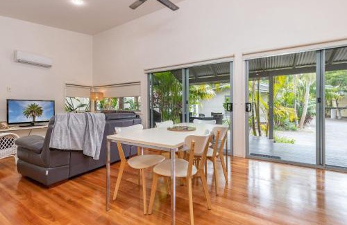 Boomerang Beach House | Mobys Resort 35