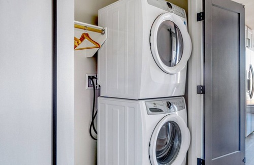 Golden Triangle Apartment | Mod Golden Triangle 1BR w/ Pool, Gym & W/D, next to Park, by Blueground