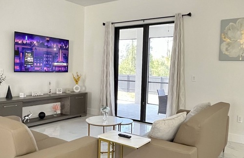 Harris House | Mod Vacation Home!