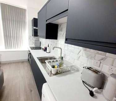Desborough Apartment | Modern 1 & 2 Bed Apartments, Desborough, Kettering, Sleeps 3, Free Parking, WIFI, Ideal for Families & Relocations